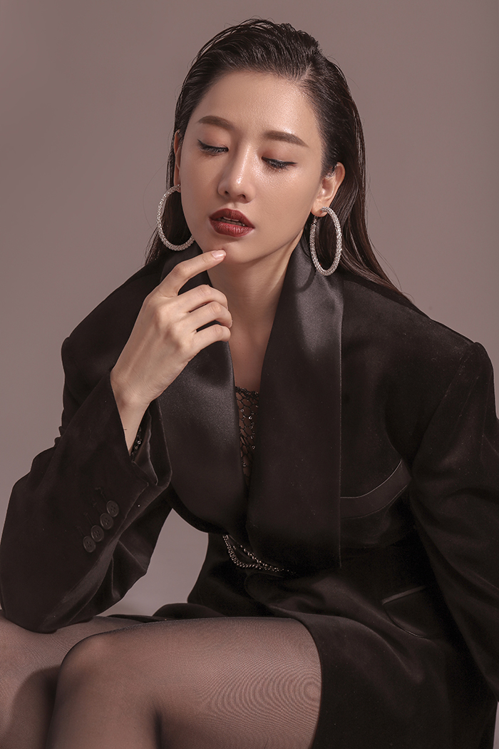 Hari Won trổ tài pose dáng với thần thái đỉnh cao