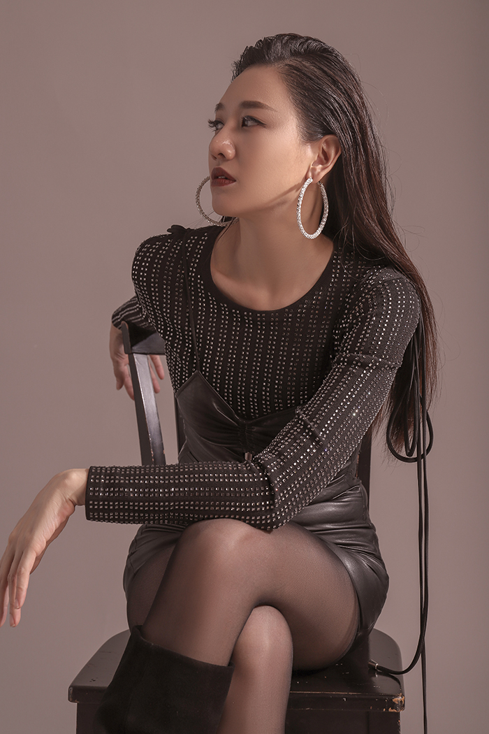 Hari Won trổ tài pose dáng với thần thái đỉnh cao