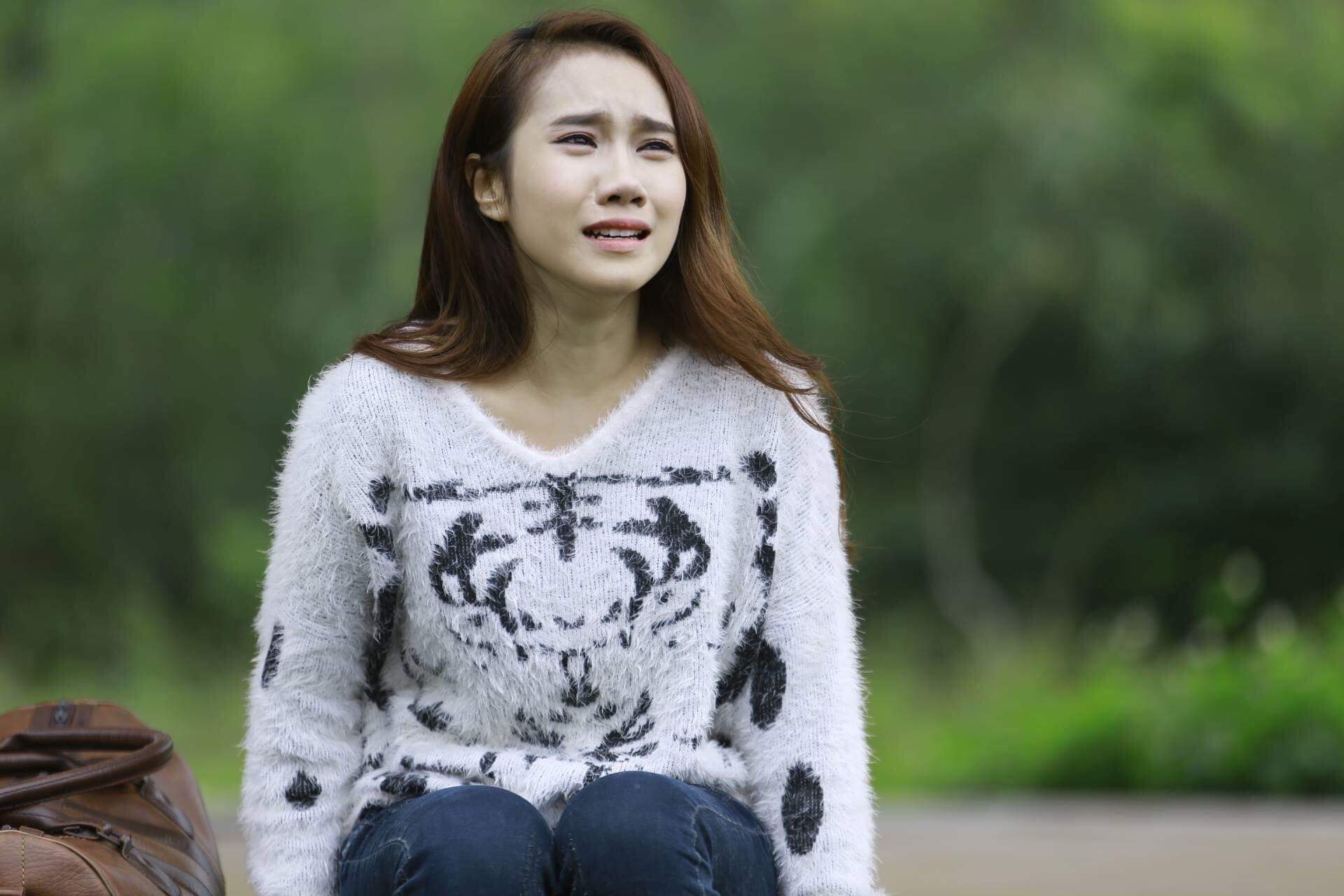 Mai Bảo Ngọc mạo hiểm, tự leo dây thừng từ lầu 2 xuống đất trong phim mới