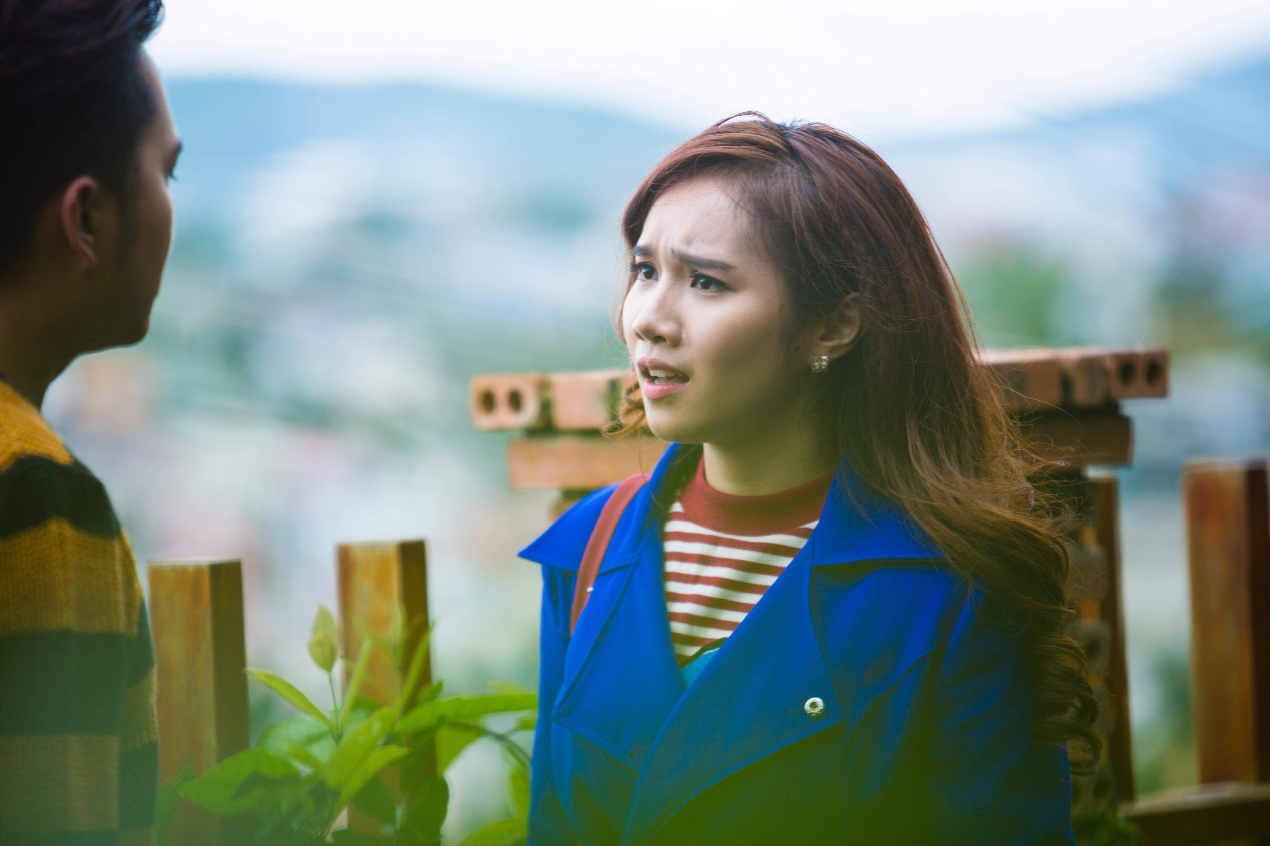 Mai Bảo Ngọc mạo hiểm, tự leo dây thừng từ lầu 2 xuống đất trong phim mới