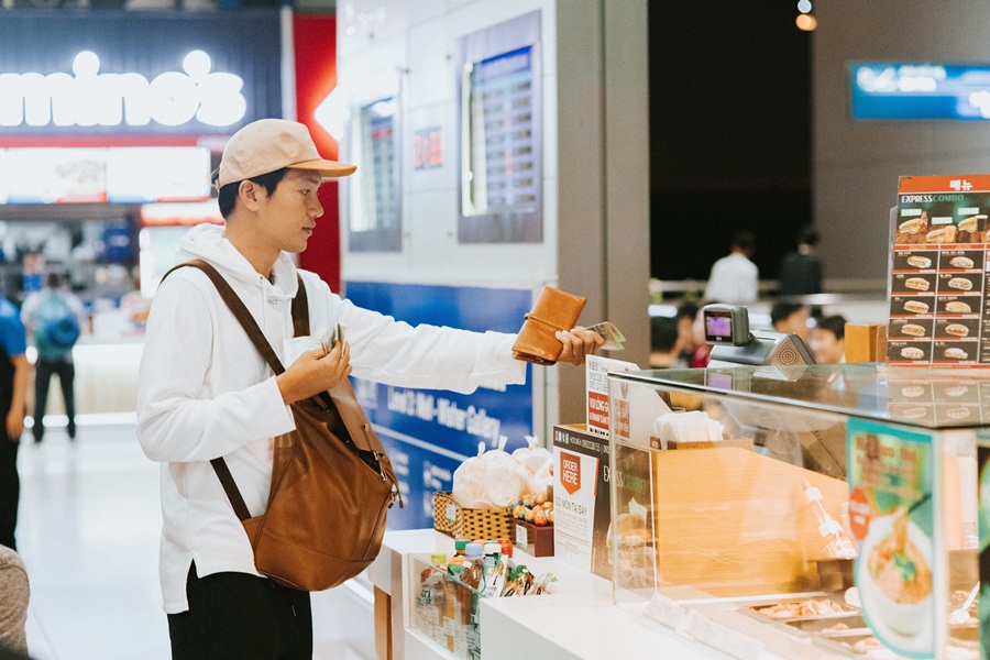 Vợ chồng Quang Tuấn - Linh Phi quyến luyến không rời ở sân baty