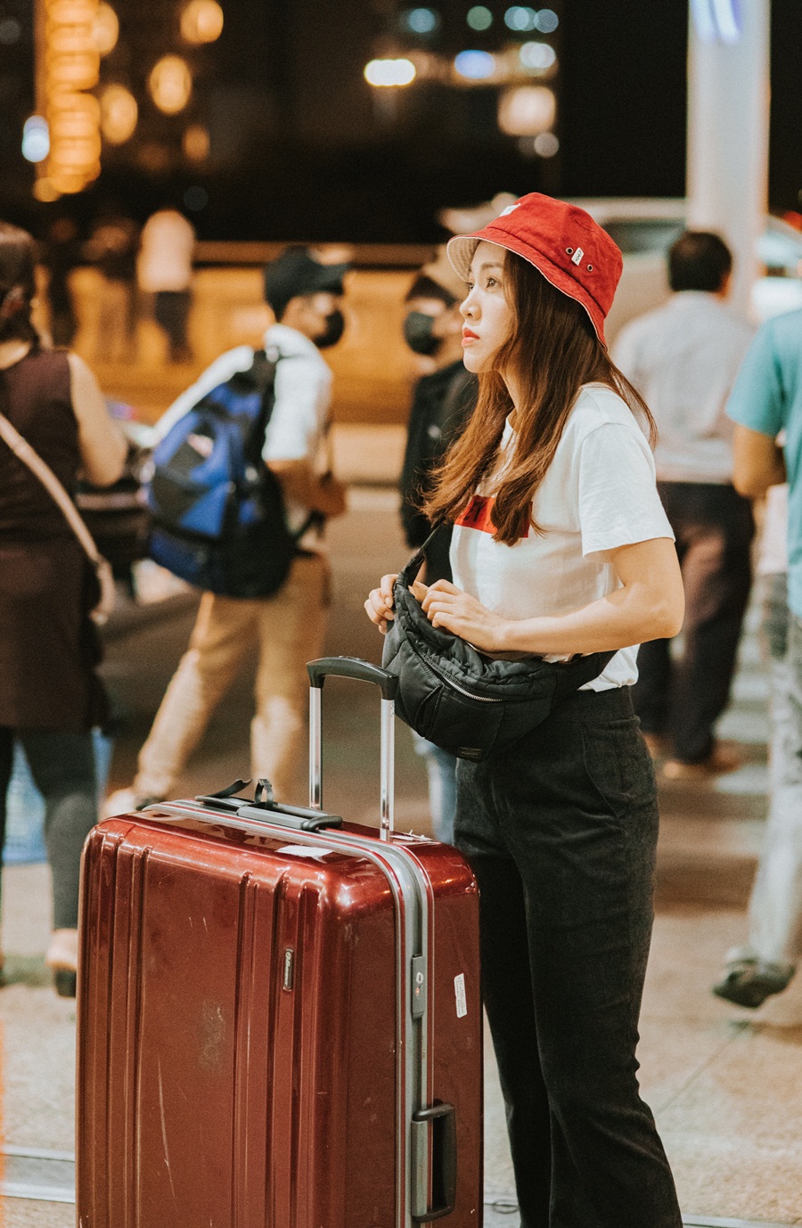 Vợ chồng Quang Tuấn - Linh Phi quyến luyến không rời ở sân baty