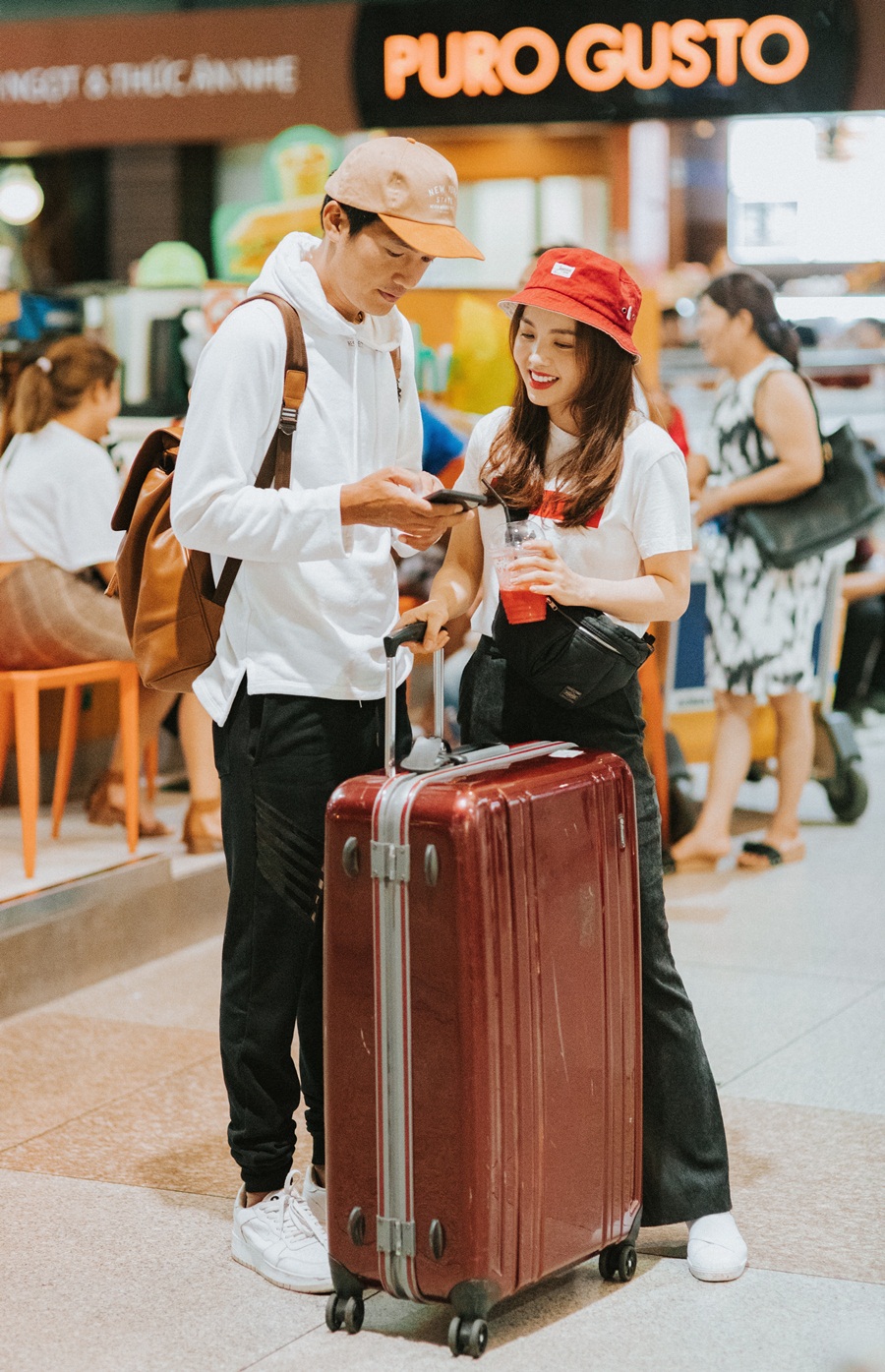 Vợ chồng Quang Tuấn - Linh Phi quyến luyến không rời ở sân baty