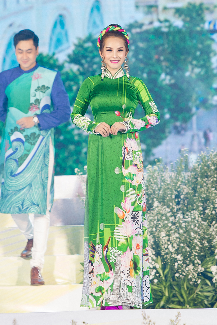 Sơn Ca thướt tha, duyên dáng trên sàn catwalk với mẫu Áo dài của NTK Việt Hùng