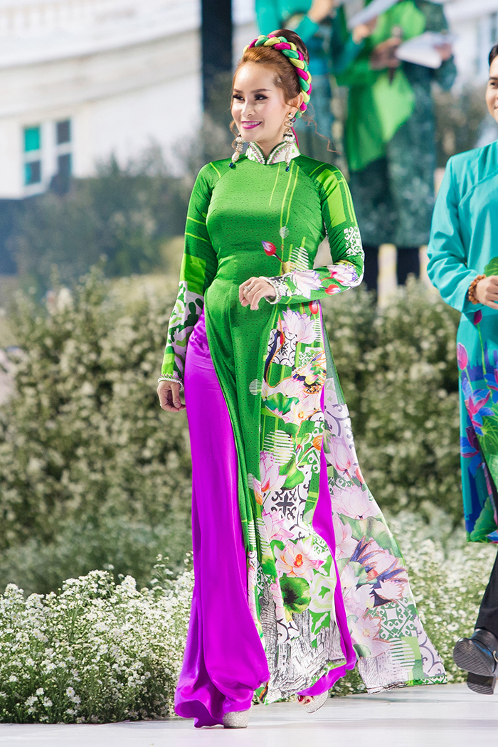 Sơn Ca thướt tha, duyên dáng trên sàn catwalk với mẫu Áo dài của NTK Việt Hùng