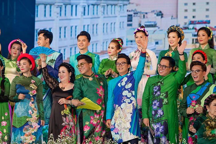 Sơn Ca thướt tha, duyên dáng trên sàn catwalk với mẫu Áo dài của NTK Việt Hùng