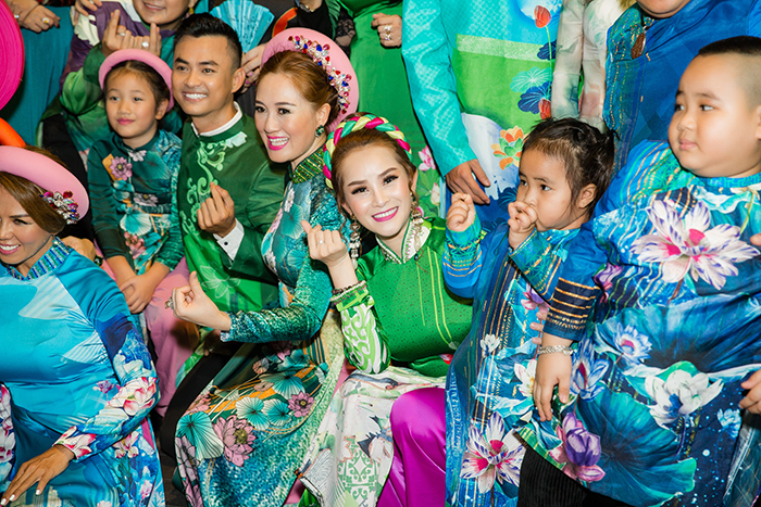 Sơn Ca thướt tha, duyên dáng trên sàn catwalk với mẫu Áo dài của NTK Việt Hùng