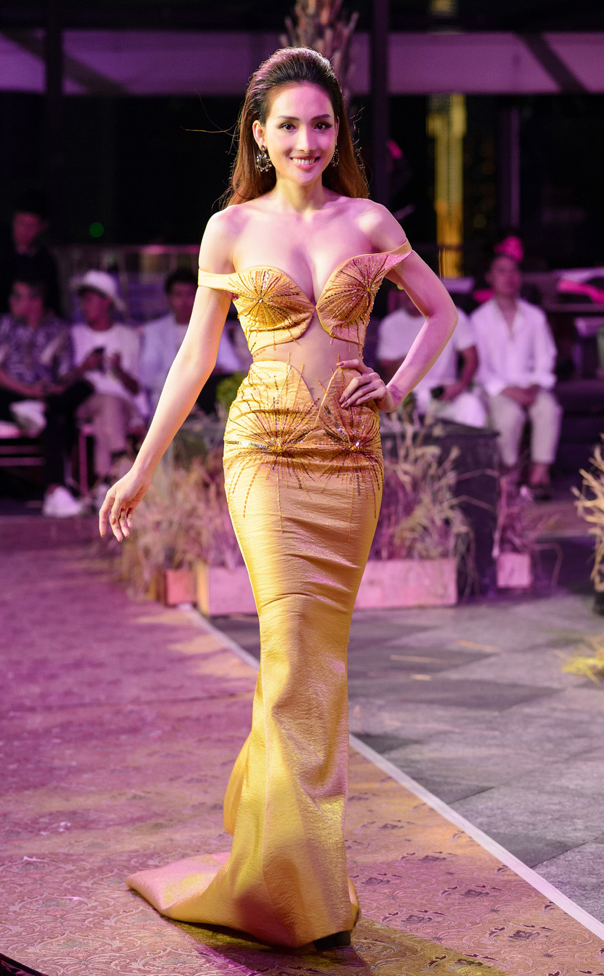 Khoe vòng 1 bốc lửa, Lê Nhã Băng 'lướt' catwalk đầy thần thái tại show diễn Vicent Đoàn