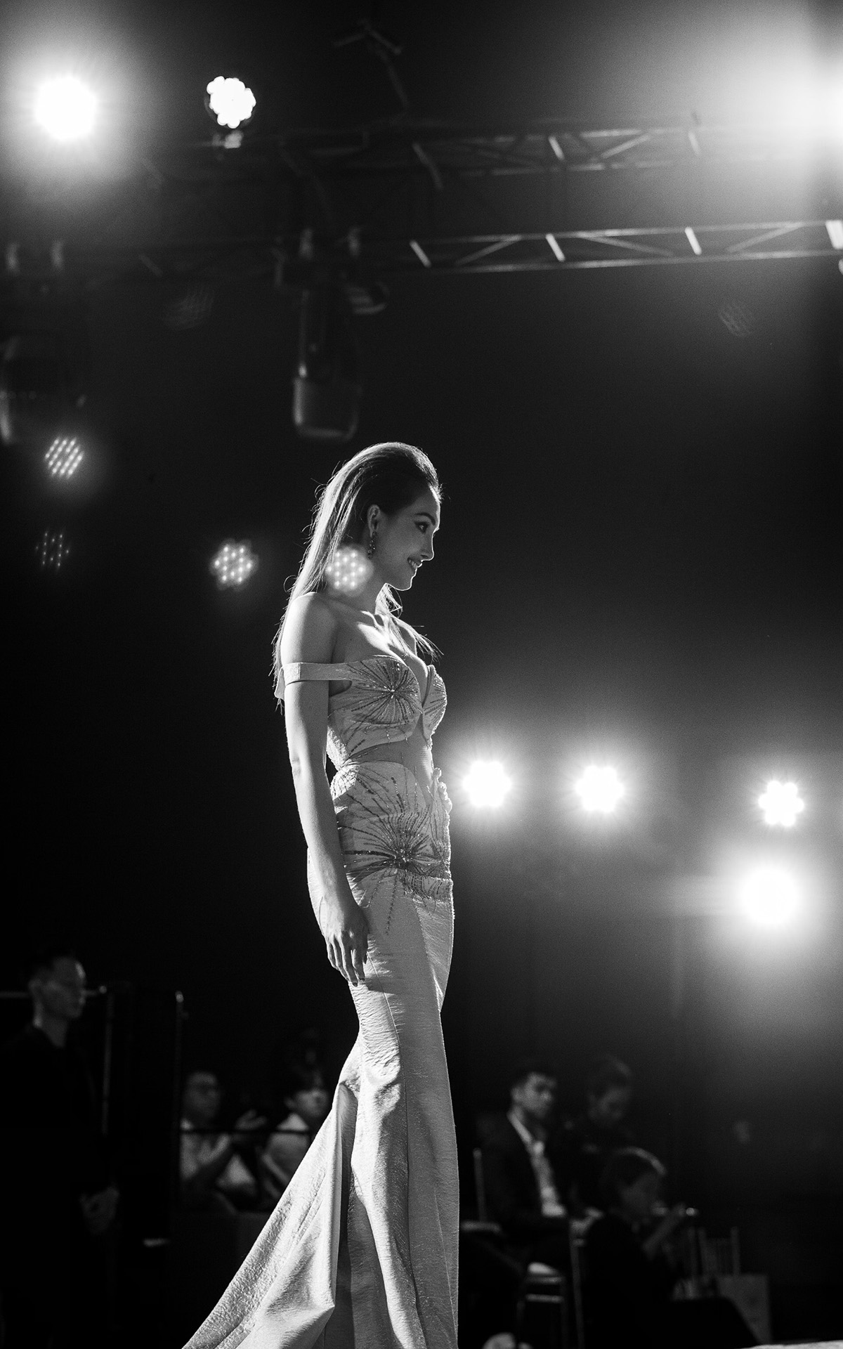 Khoe vòng 1 bốc lửa, Lê Nhã Băng 'lướt' catwalk đầy thần thái tại show diễn Vicent Đoàn