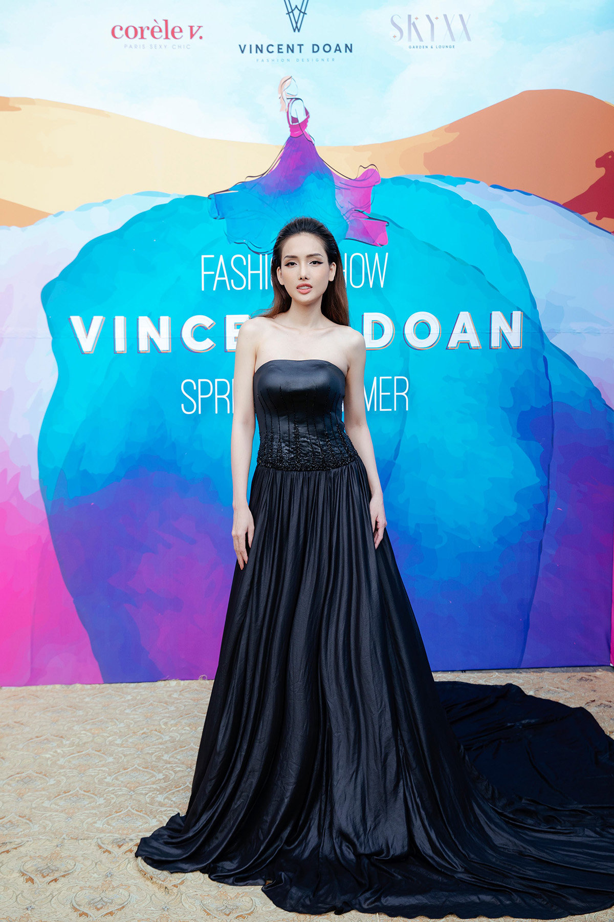 Khoe vòng 1 bốc lửa, Lê Nhã Băng 'lướt' catwalk đầy thần thái tại show diễn Vicent Đoàn