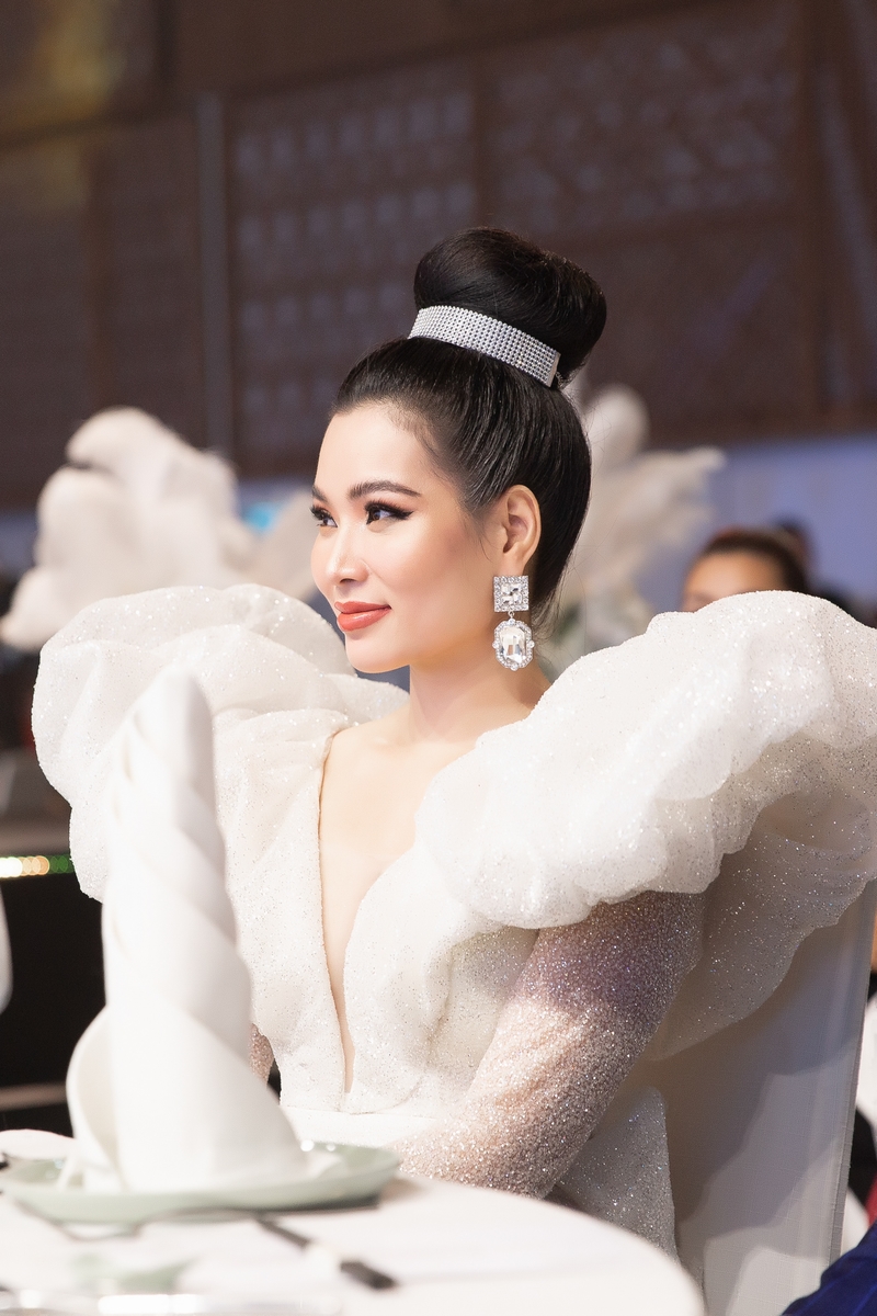 Isaac, Noo Phước Thịnh khuấy động đêm trao giải "Top White Best Awards of The Year 2019"
