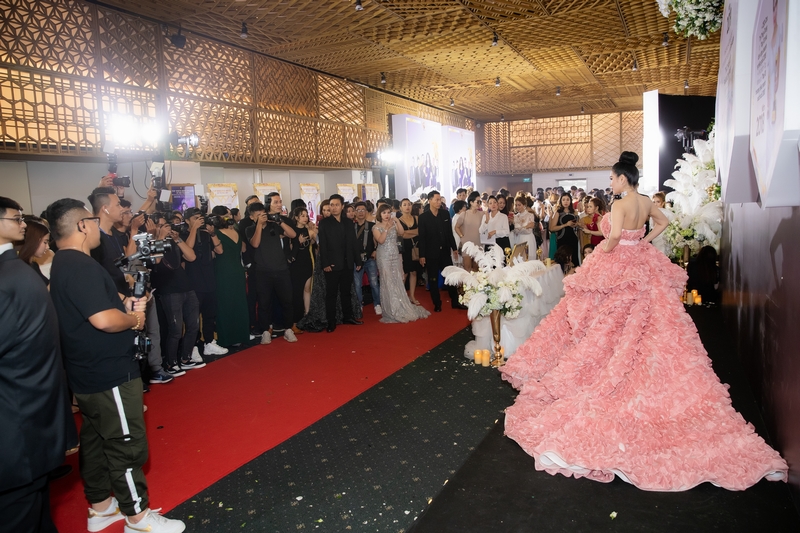 Isaac, Noo Phước Thịnh khuấy động đêm trao giải "Top White Best Awards of The Year 2019"
