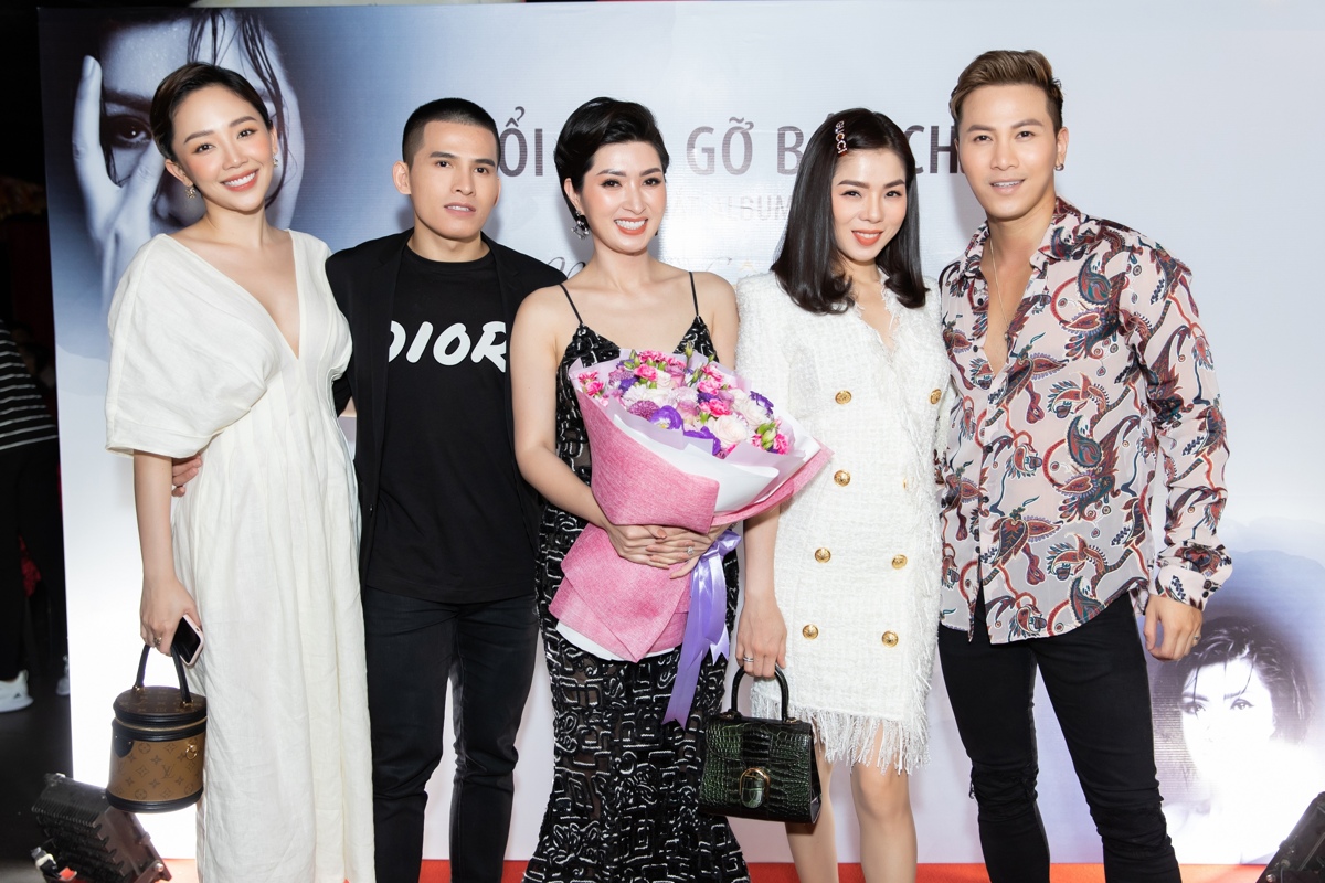 14 năm về nước, Nguyễn Hồng Nhung xúc động khi Lệ Quyên, Hương Tràm, Tóc Tiên chào đón nồng nhiệt