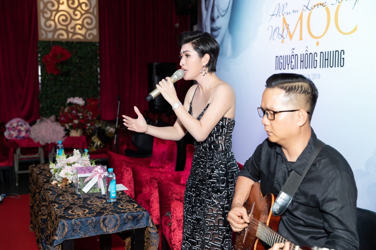 14 năm về nước, Nguyễn Hồng Nhung xúc động khi Lệ Quyên, Hương Tràm, Tóc Tiên chào đón nồng nhiệt