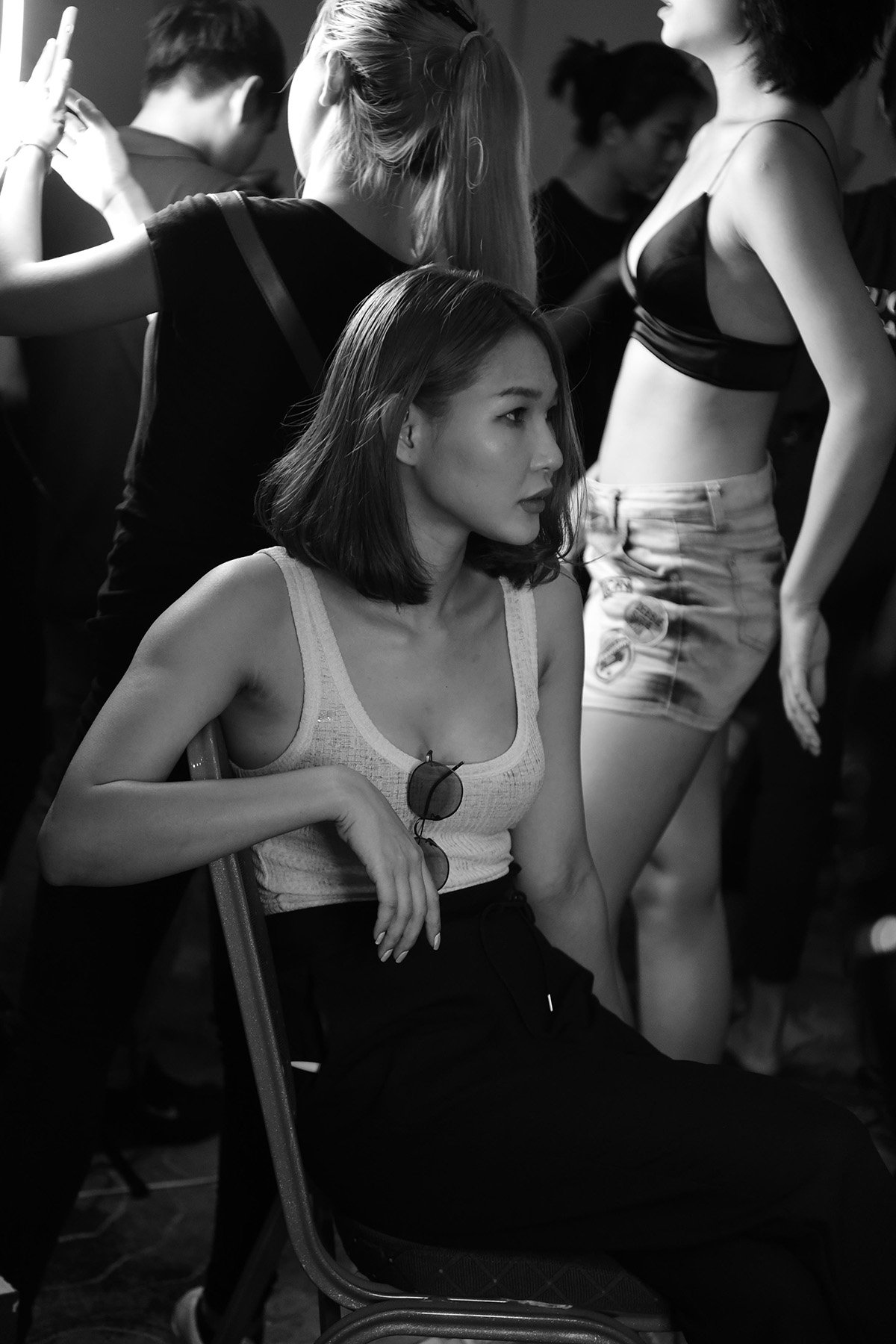 Diệp Linh Châu tất bật ở hậu trường lo lắng cho BST trước khi lên sàn diễn 