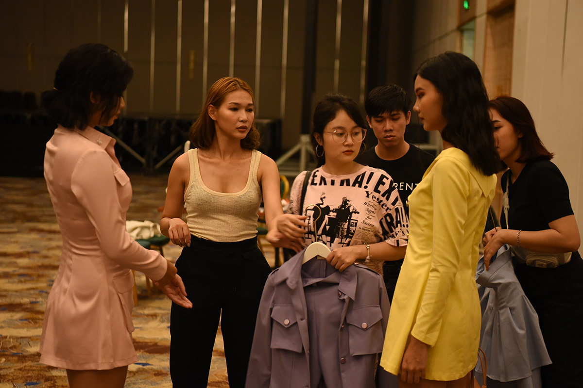 Diệp Linh Châu tất bật ở hậu trường lo lắng cho BST trước khi lên sàn diễn 