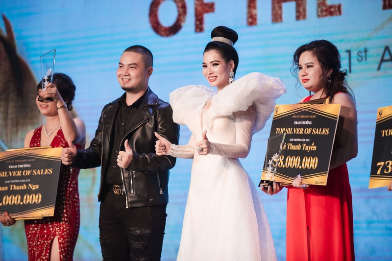 Isaac, Noo Phước Thịnh khuấy động đêm trao giải "Top White Best Awards of The Year 2019"