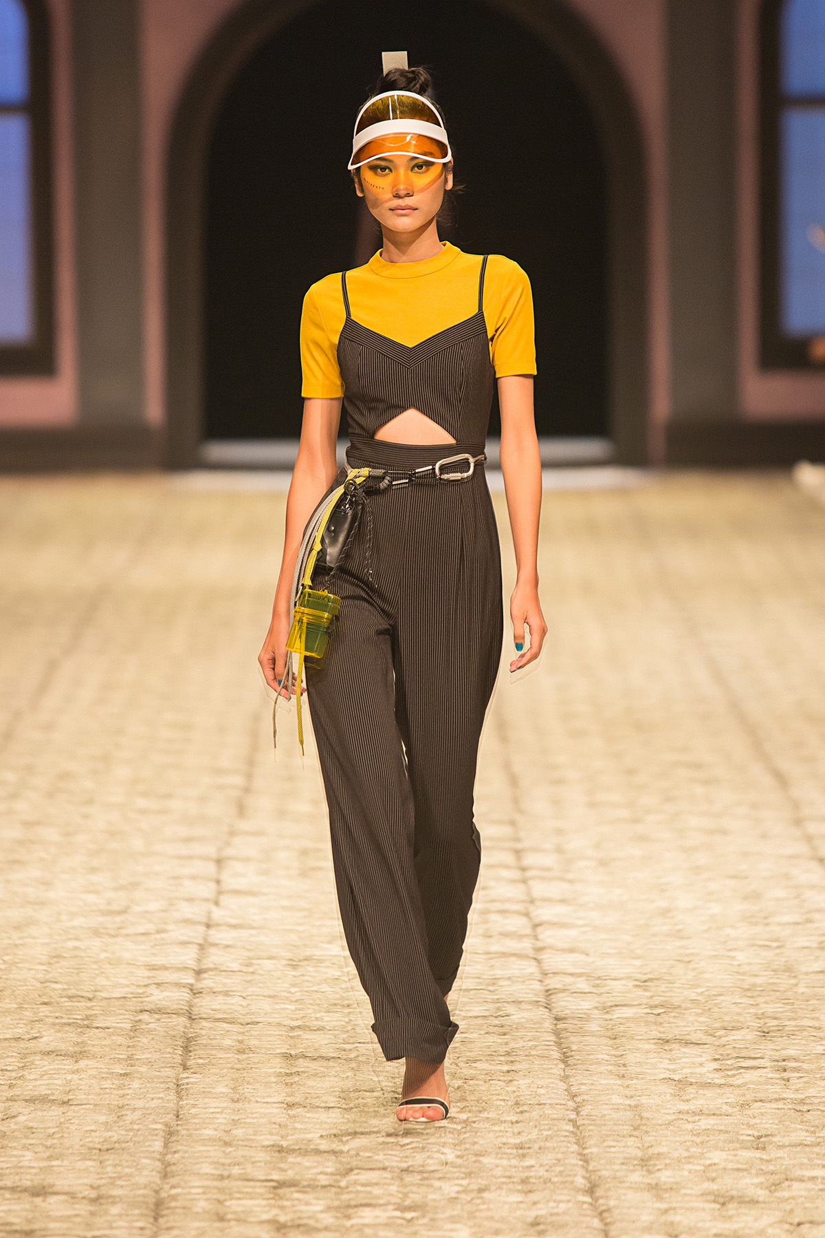 Ngọc Trinh 'chặt đẹp' dàn mẫu chân dài khi làm vedette show IVY moda