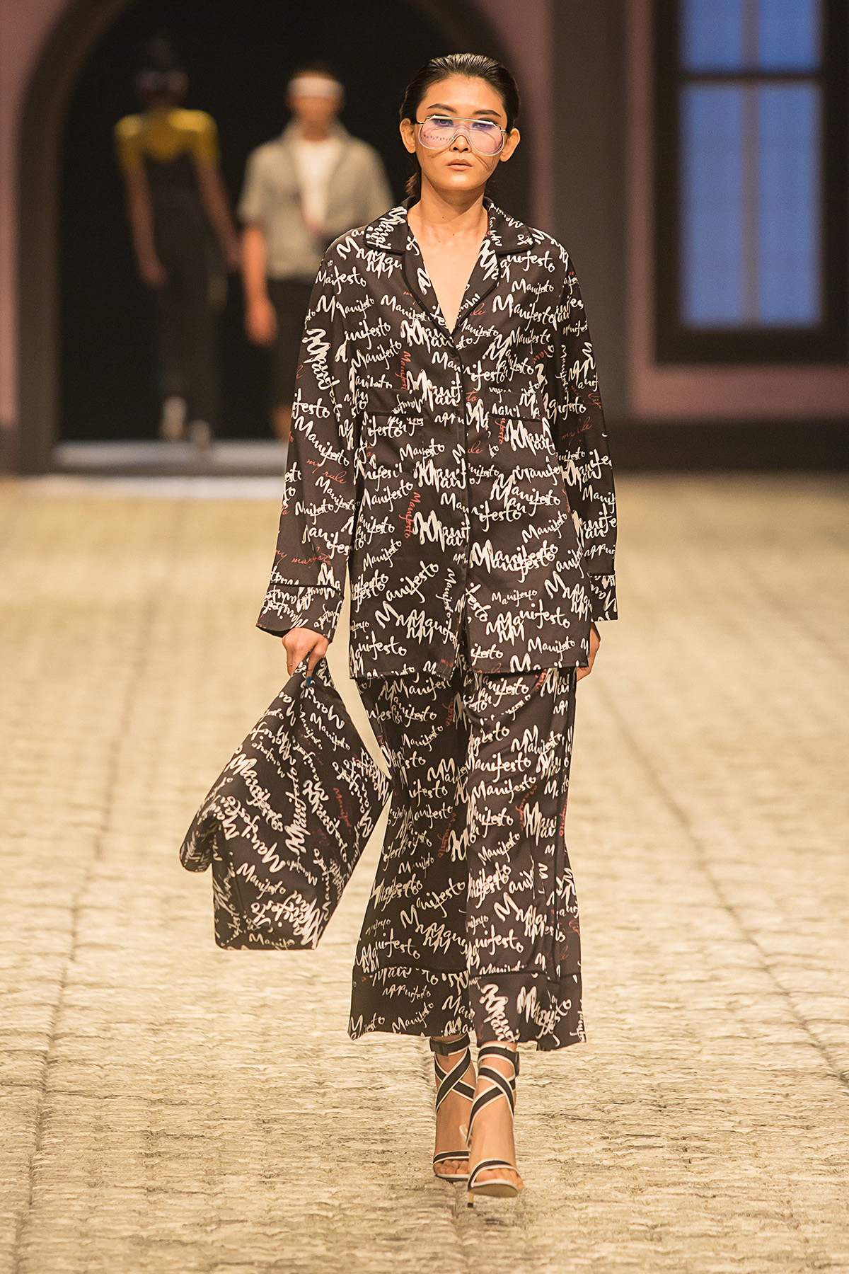 Ngọc Trinh 'chặt đẹp' dàn mẫu chân dài khi làm vedette show IVY moda