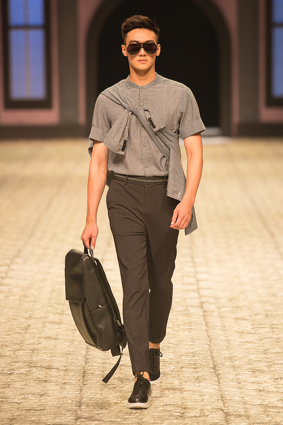 Ngọc Trinh 'chặt đẹp' dàn mẫu chân dài khi làm vedette show IVY moda