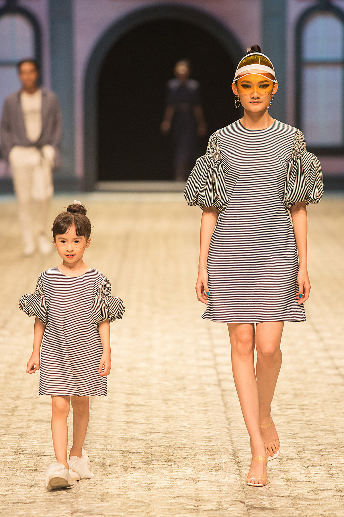 Ngọc Trinh 'chặt đẹp' dàn mẫu chân dài khi làm vedette show IVY moda