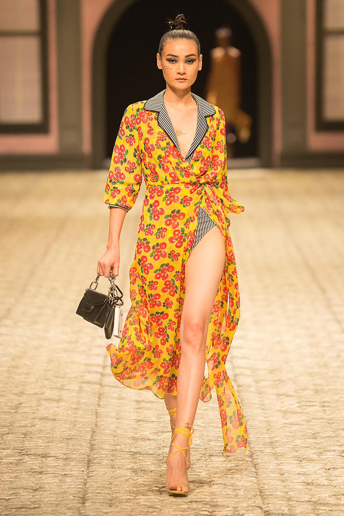 Ngọc Trinh 'chặt đẹp' dàn mẫu chân dài khi làm vedette show IVY moda