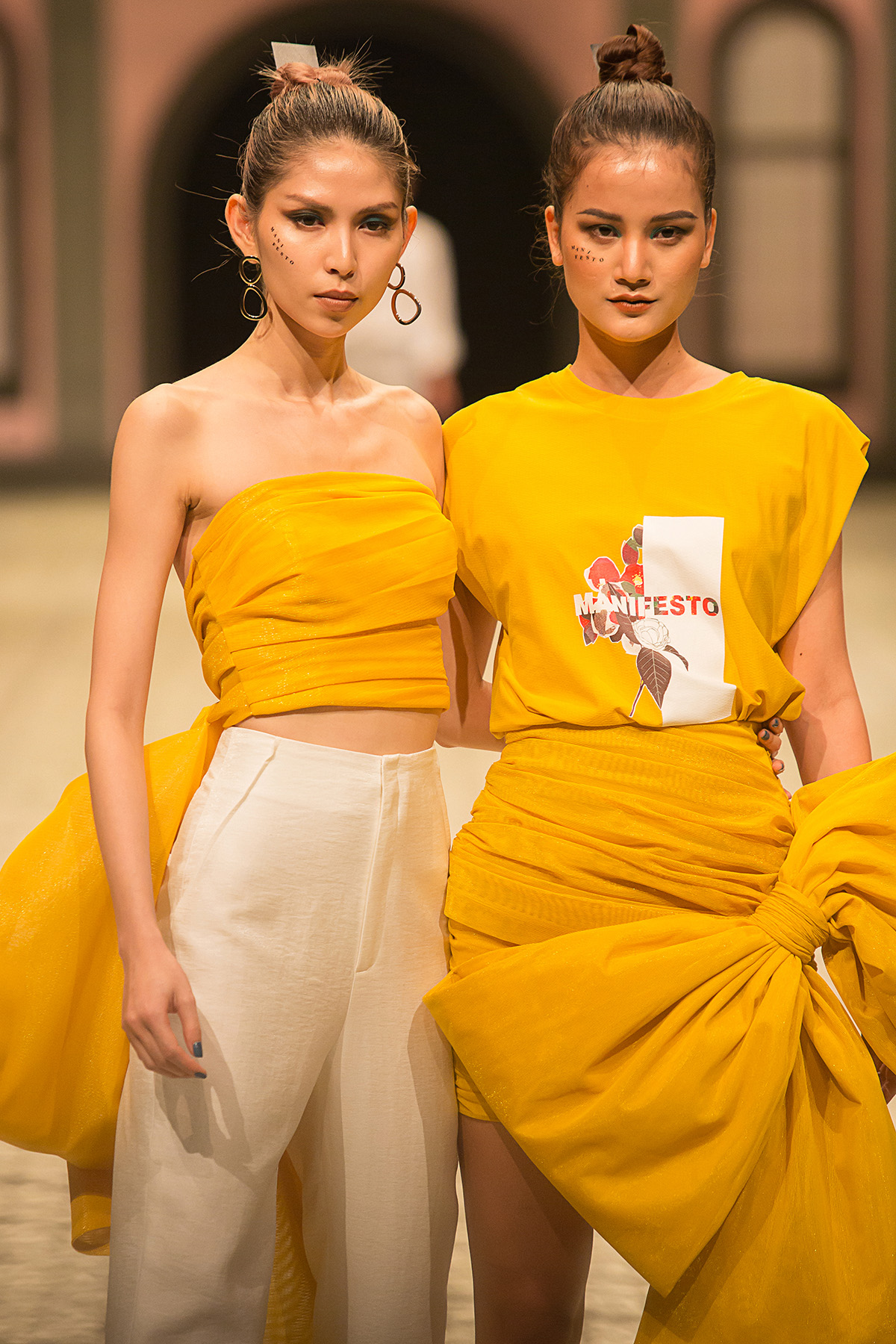 Ngọc Trinh 'chặt đẹp' dàn mẫu chân dài khi làm vedette show IVY moda