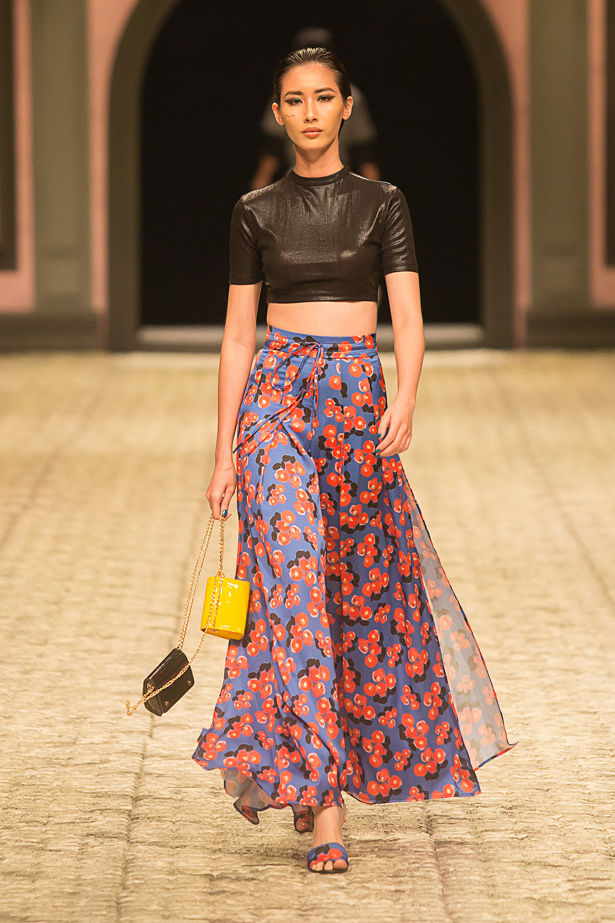 Ngọc Trinh 'chặt đẹp' dàn mẫu chân dài khi làm vedette show IVY moda