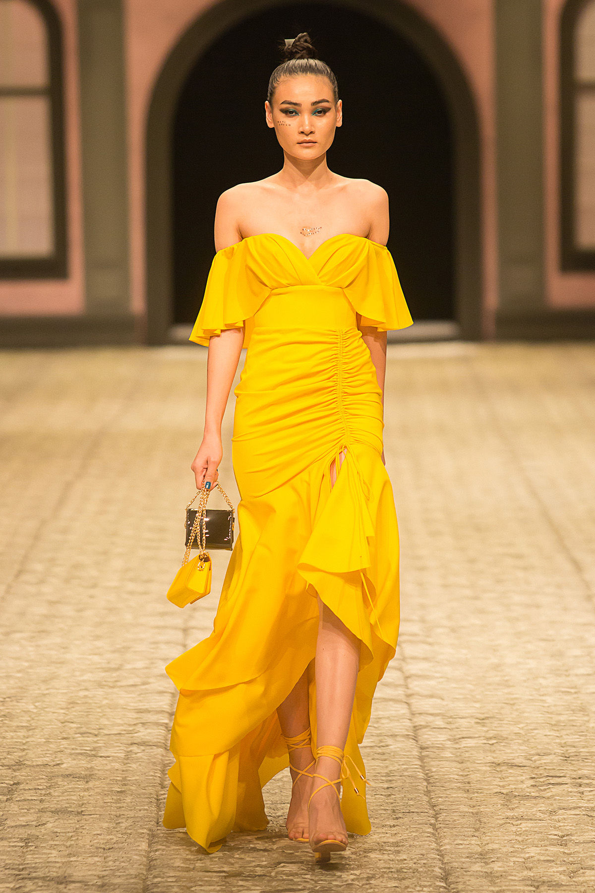 Ngọc Trinh 'chặt đẹp' dàn mẫu chân dài khi làm vedette show IVY moda