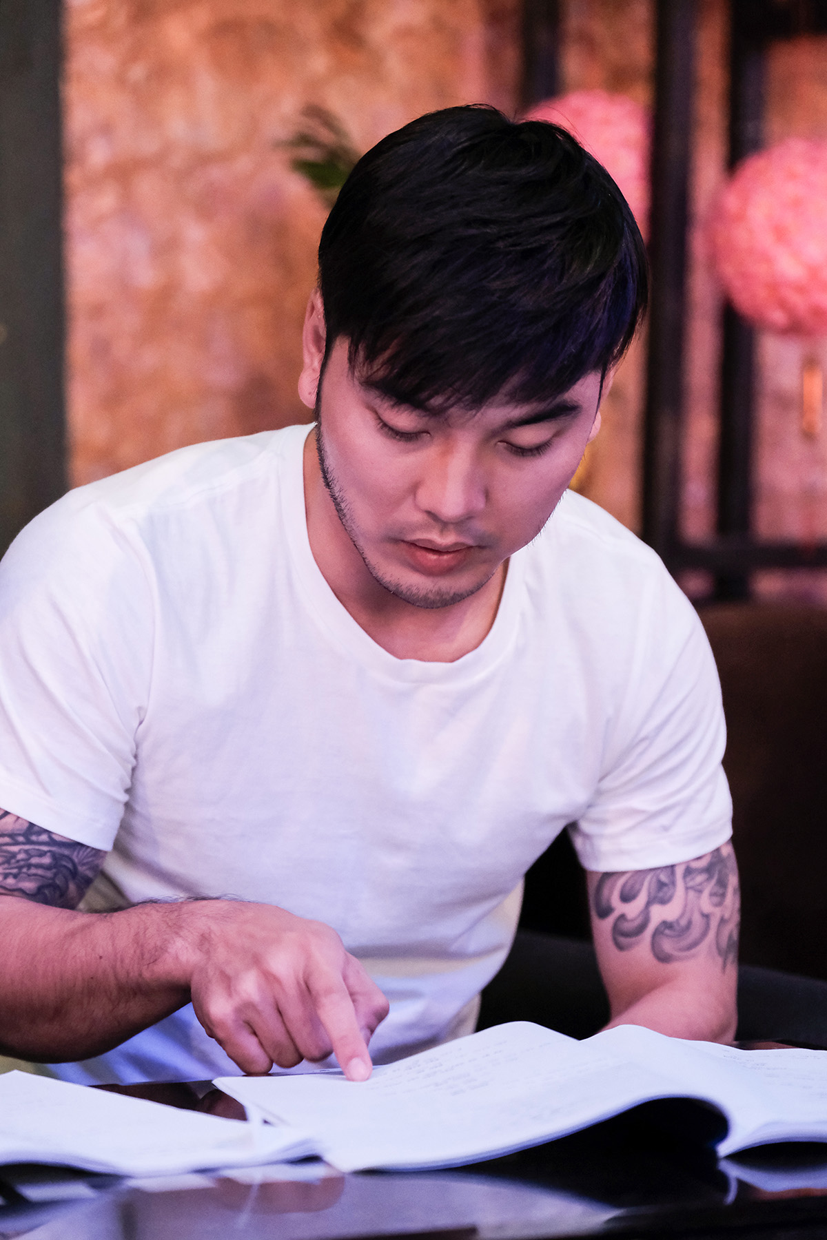 Kim Cương kệ nệ bụng bầu đến phim trường động viên tinh thần Ưng Hoàng Phúc