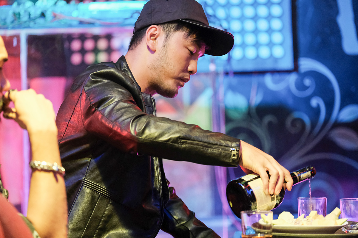 Kim Cương kệ nệ bụng bầu đến phim trường động viên tinh thần Ưng Hoàng Phúc