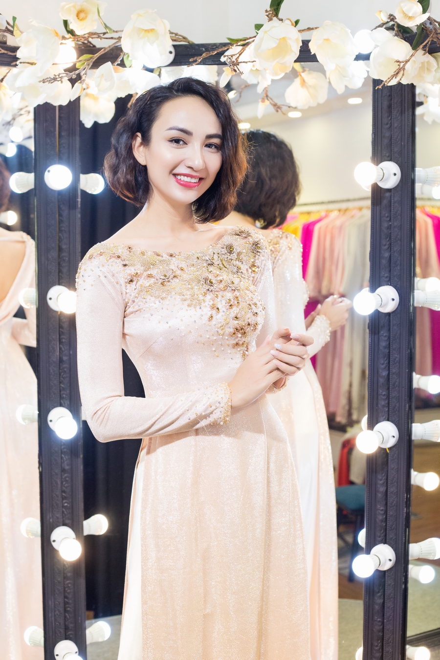 Ngọc Diễm cùng con gái thử áo dài để dự sự kiện thời trang