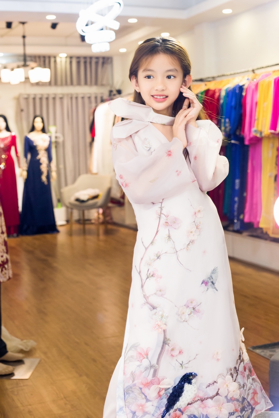 Ngọc Diễm cùng con gái thử áo dài để dự sự kiện thời trang