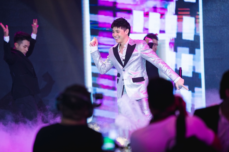Isaac, Noo Phước Thịnh khuấy động đêm trao giải "Top White Best Awards of The Year 2019"