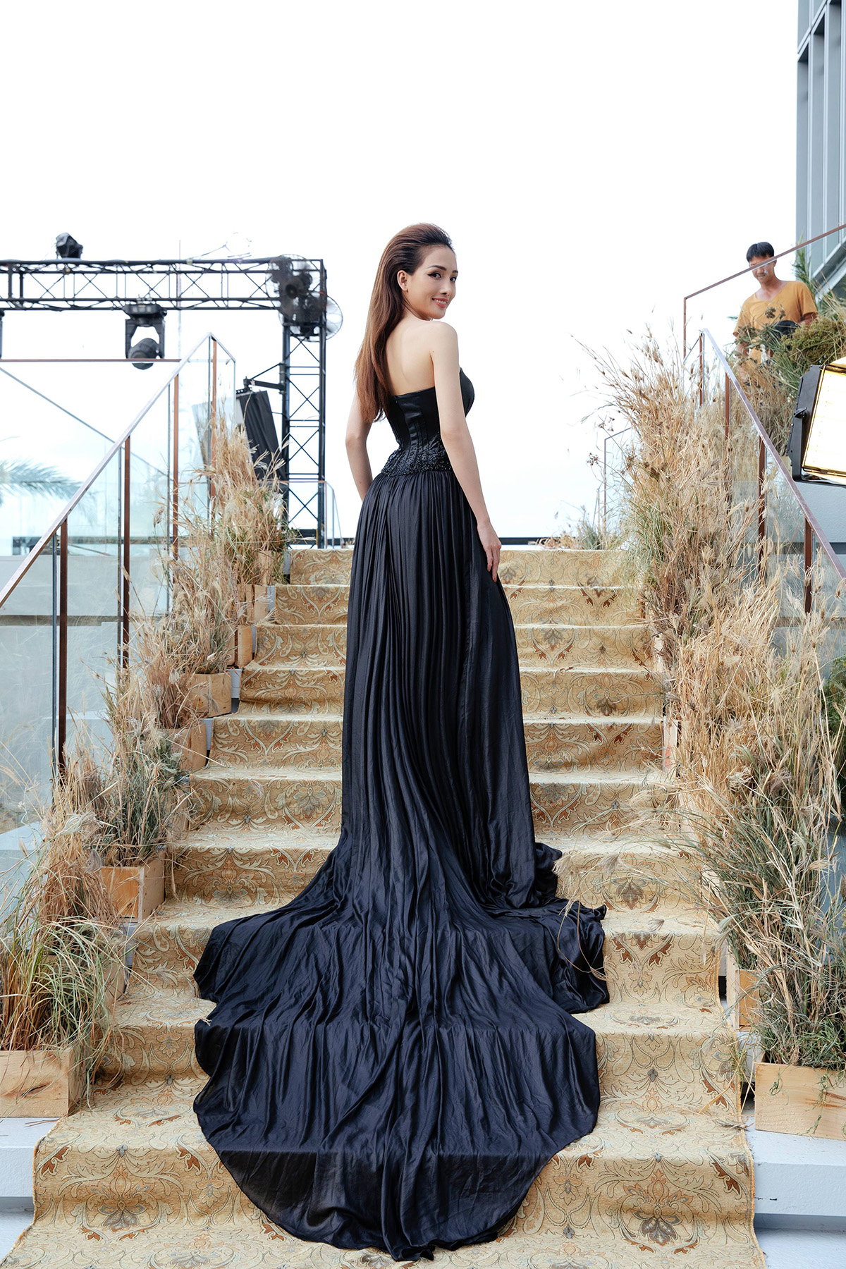 Khoe vòng 1 bốc lửa, Lê Nhã Băng 'lướt' catwalk đầy thần thái tại show diễn Vicent Đoàn