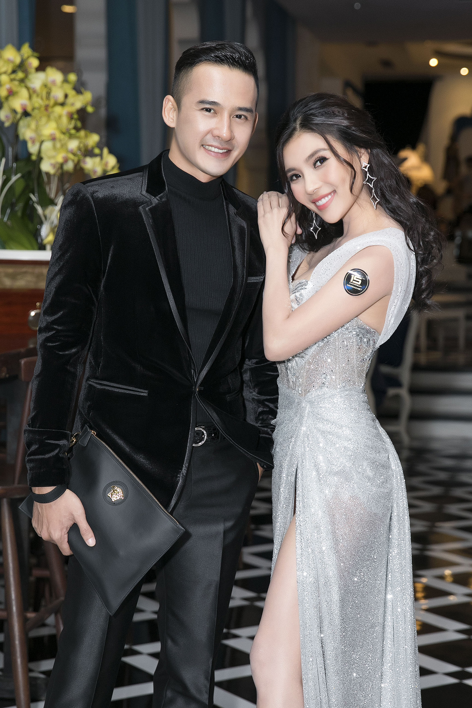 Lương Thế Thành ôm chặt eo vợ Thuý Diễm, không rời nửa bước suốt sự kiện