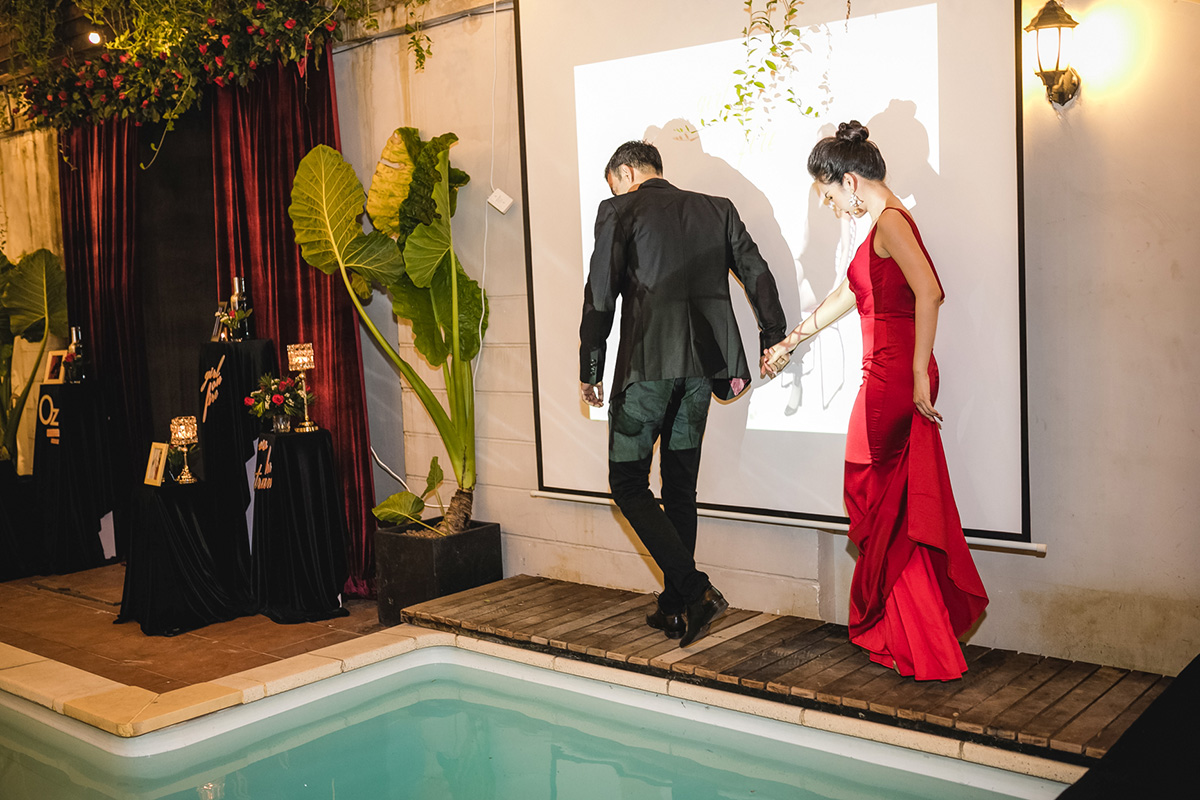 Võ Hạ Trâm nũng nịu ôm chặt ông xã Ấn Độ trong buổi ra mắt 'Girl on fire'