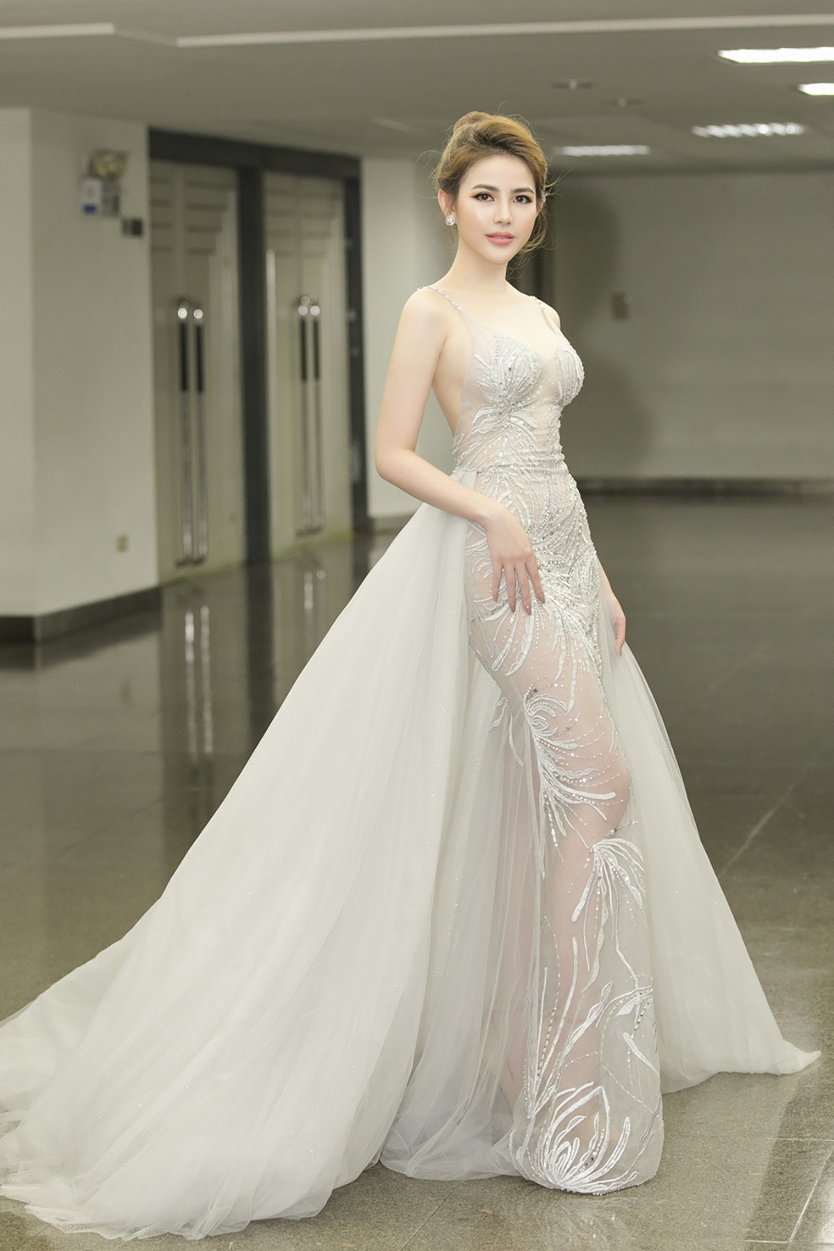 Thủy Tiên, con gái Hữu Tiến xinh đẹp như công chúa khi lên ngôi Á hậu