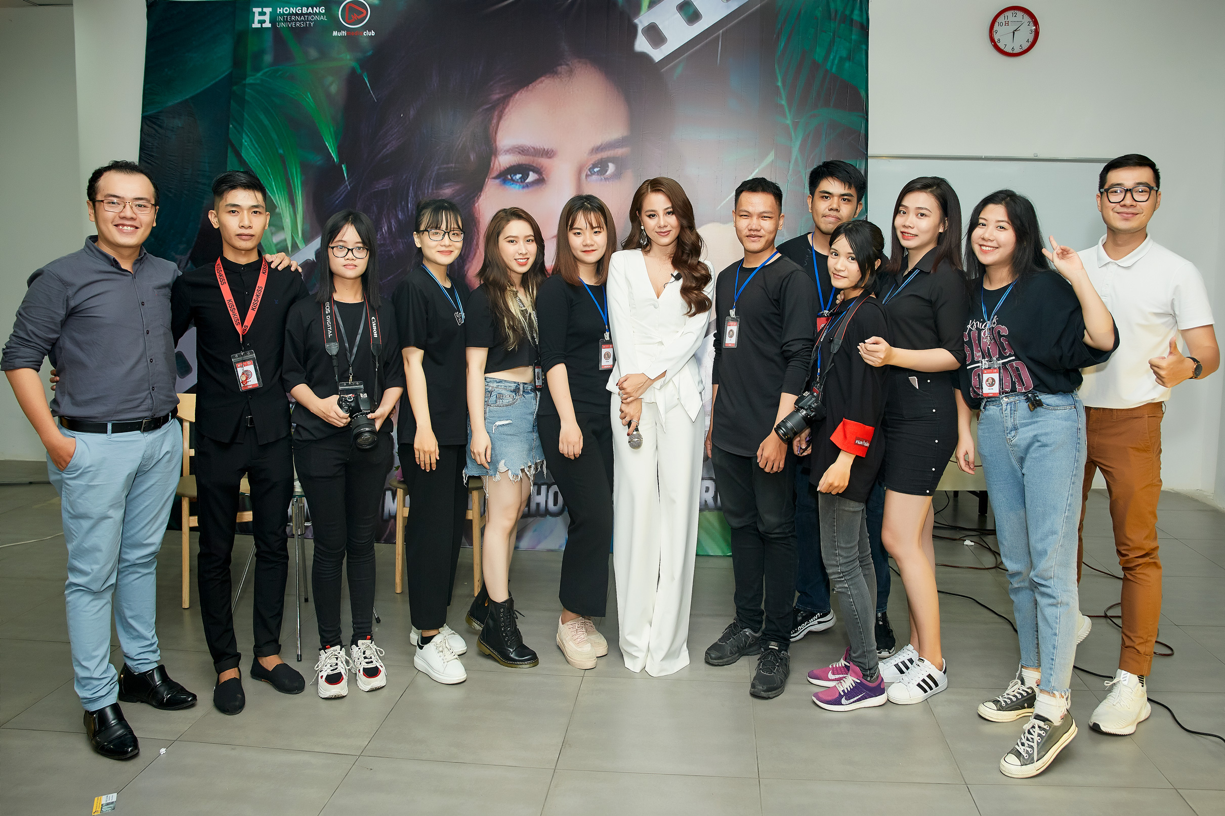 Nam Thư thoải mái trò chuyện với sinh viên về quá trình thực hiện web-drama