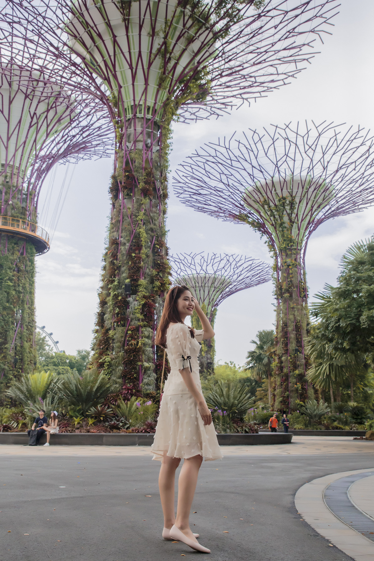 Lần đầu mang thương hiệu Việt qua Singapore, Ninh Hoàng Ngân choáng ngợp khi thấy khách xếp hàng dài