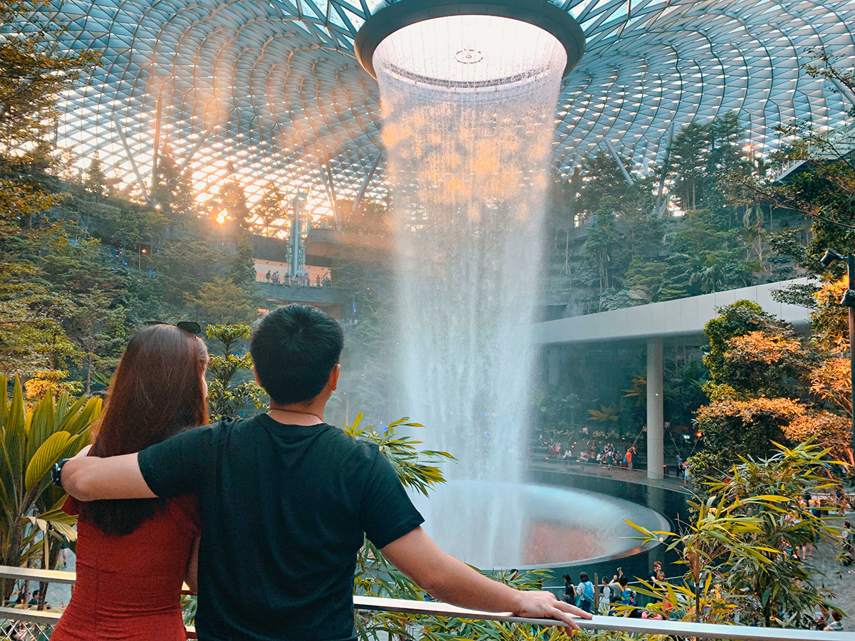 Lần đầu mang thương hiệu Việt qua Singapore, Ninh Hoàng Ngân choáng ngợp khi thấy khách xếp hàng dài