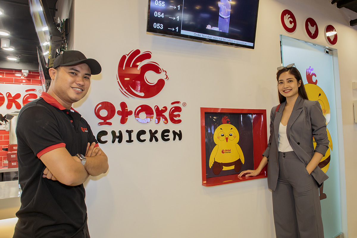 Lần đầu mang thương hiệu Việt qua Singapore, Ninh Hoàng Ngân choáng ngợp khi thấy khách xếp hàng dài
