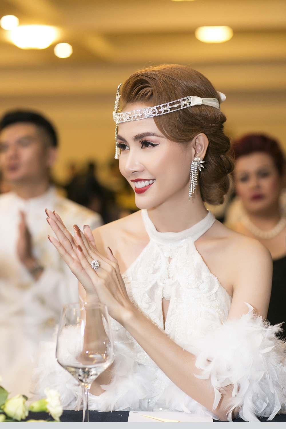 Hoá ‘nữ hoàng băng giá’, Phan Thị Mơ gây sốc khi đeo nhẫn 5,5 tỷ đồng đi sự kiện