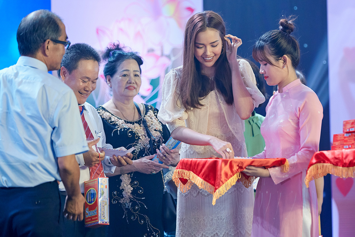 Hoa hậu Ngọc Châu làm giám khảo 'Hội thi Tiếng hát người khuyết tật' cùng NSND Thanh Hoa, Vi Hoa