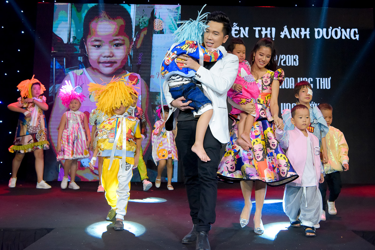 Bế bệnh nhi ung thư, Hoàng Yến Chibi catwalk tự tin đầy xúc động 