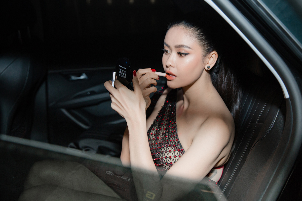 Đến sự kiện sớm 2 tiếng, Trương Quỳnh Anh ăn bánh mì, makeup trên xe đi sự kiện
