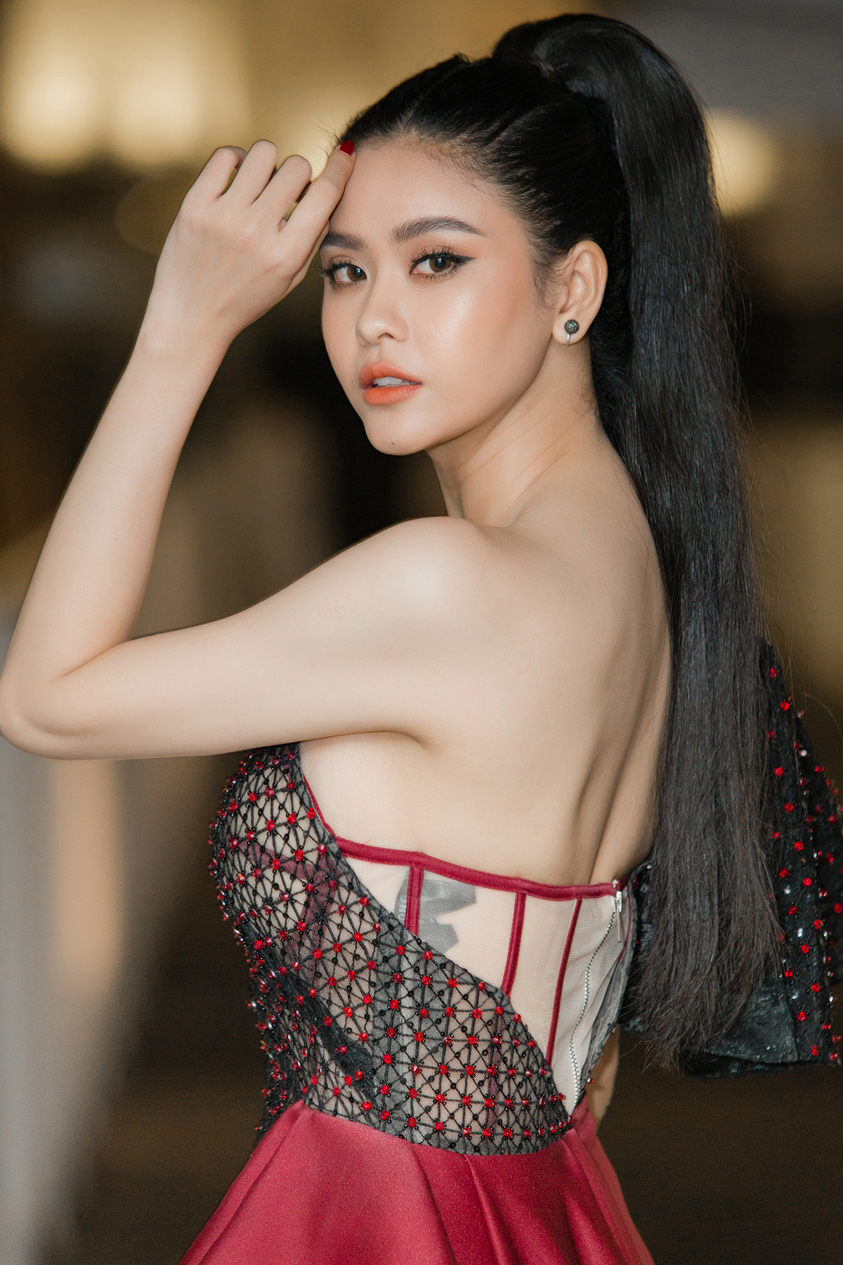 Đến sự kiện sớm 2 tiếng, Trương Quỳnh Anh ăn bánh mì, makeup trên xe đi sự kiện
