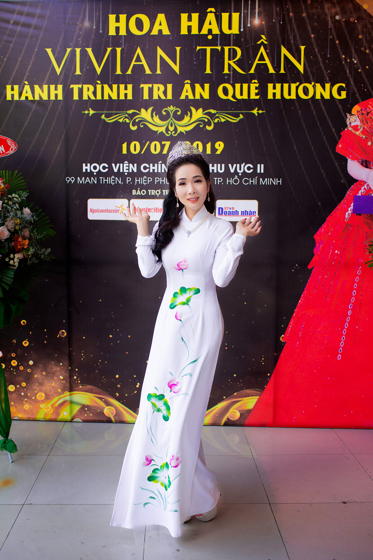 Hoa hậu Vivi Trần diện áo dài trao tận tay 500 phần quà cho bà con nghèo