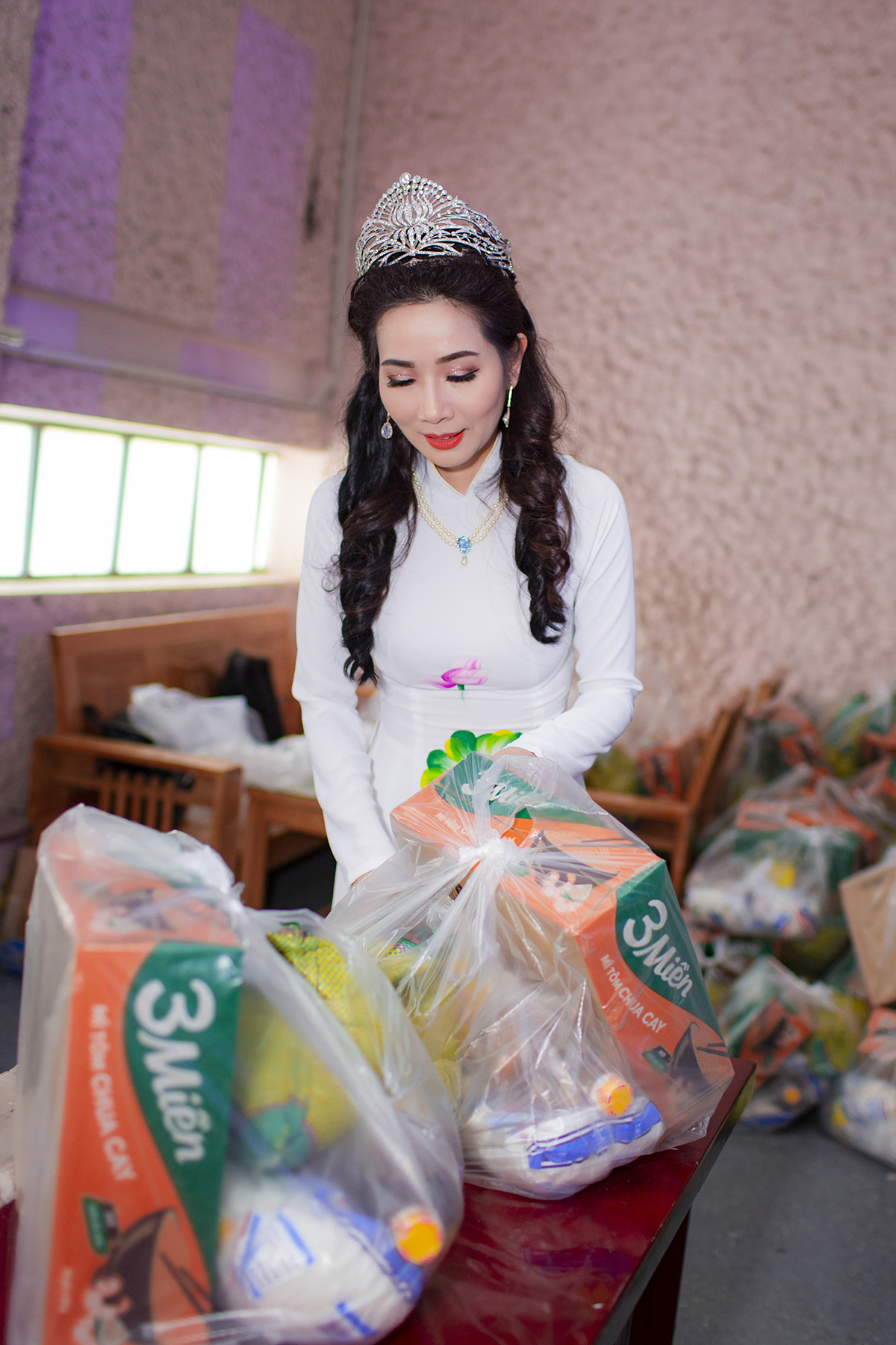 Hoa hậu Vivi Trần diện áo dài trao tận tay 500 phần quà cho bà con nghèo