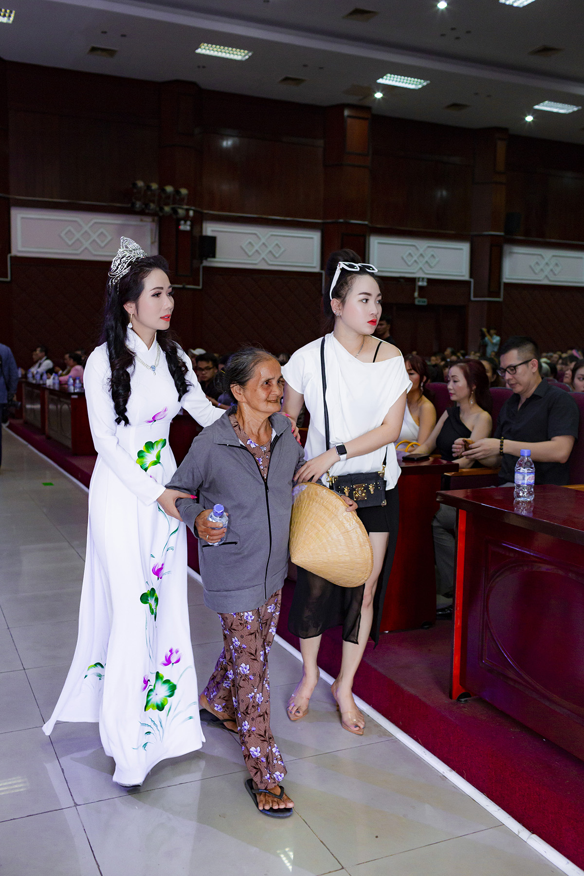 Hoa hậu Vivi Trần diện áo dài trao tận tay 500 phần quà cho bà con nghèo